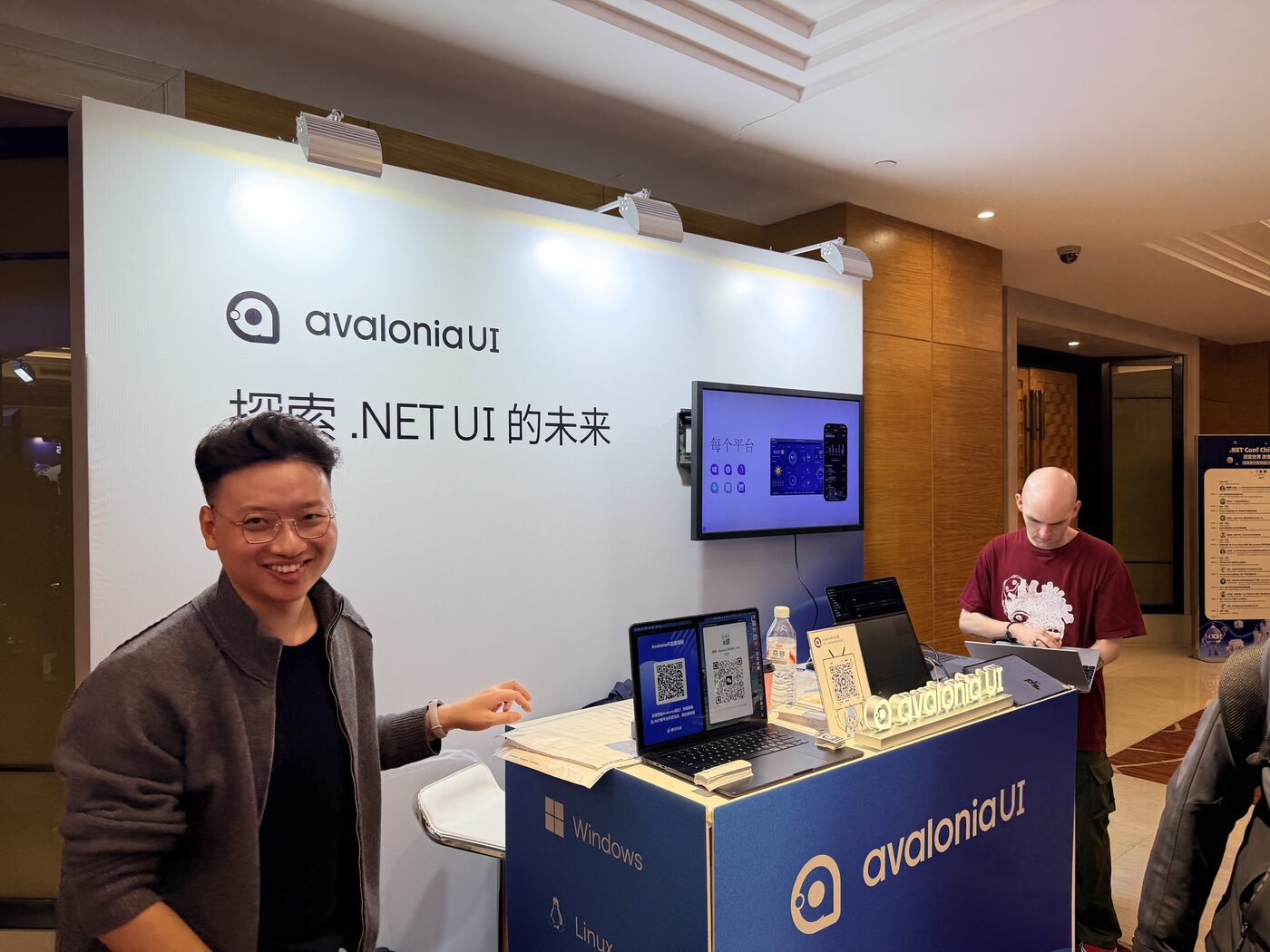 Dong Bin talking with attendees at the Avalonia community booth at .NET Conf China 2024